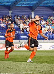 Tom ubek sa te zo svojho glu, za nm be tefan Zok. |  autor: J. Malik