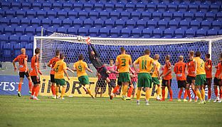 Po priamom kope iliny vyra Darko Tofiloski loptu spod brvna. |  autor: J. Malik