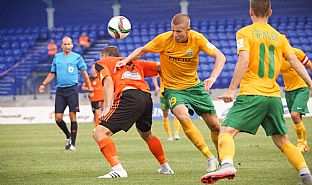 Sboj o loptu medzi Tomom ubekom a Denisom Vavrom. |  autor: J. Malik