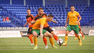 Tom ubek v sboji s Jakubom Paurom, v pozad Michal Fako a Viktor Peovsk. |  autor: J. Malik