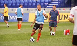 tefan Zok trnuje pred zaiatkom stretnutia. |  autor: J. Malik