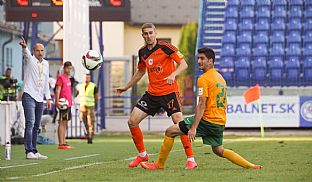 Peter Maslo a Bojan Leti, v pozad dva svojm zverencom pokyny ilinsk trner Adrin Gua. |  autor: J. Malik