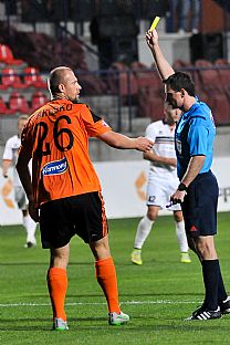 Martin Jakubko dostva od hlavnho rozhodcu lt kartu. |  autor: Rudolf Makurica