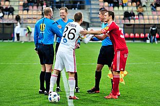 Kapitni Tom ubek a Peter Klek, za nimi rozhodcovsk trojica. |  autor: Rudolf Makurica