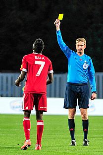 Aliko Bala dostva lt kartu od hlavnho rozhodcu Rolanda Weissa. |  autor: Rudolf Makurica