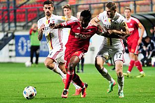 Erik Daniel a Peter Maslo sa snaia zastavi prenikajceho hra host. |  autor: Rudolf Makurica