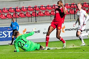 ubo Hajdch chyt ancu host, nsledne dobieha Kristin Kolk. |  autor: Rudolf Makurica