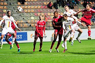 Jakub Mare, Milo Lan a Jn Maslo vyskakuj na center v sperovej estnstke. |  autor: Rudolf Makurica