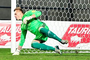 ubo Hajdch vystihol stranu, lene lopta prekzla do siete. |  autor: Rudolf Makurica