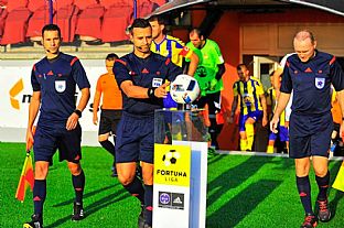 Rozhodcovsk trojica |  autor: Rudolf Makurica