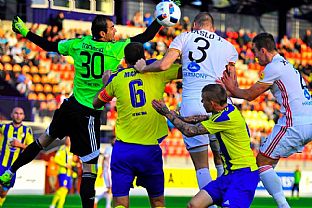 Darko Tofiloski a ubomr Michalk so spoluhrom chc odvrti center z rohu, na ktor vyskakuj Jn Maslo a Dominik Kruliak. |  autor: Rudolf Makurica