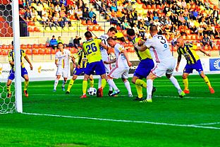 Dominik Kruliak, Martin Chrien, Kristin Kolk a Jn Maslo v pokutovom zem Dunajskej Stredy. |  autor: Rudolf Makurica