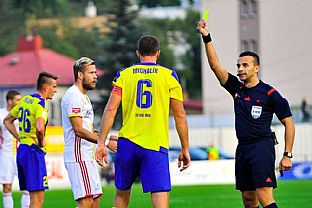 Jakub Mare a ubomr Michalk dostvaj lt kartu. |  autor: Jn Kme