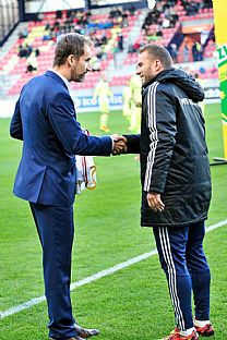 Generlny riadite klubu Ing. ubomr Golis gratuluje Tomovi ubekovi k tristmu tartu v najvyej sai. |  autor: Rudolf Makurica