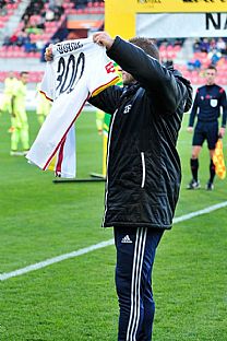 Tom ubek s dresom symbolizujcim tristo tartov. |  autor: Rudolf Makurica