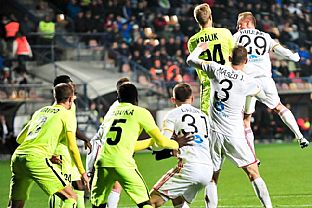 Milo Lan, Jn Maslo a Kristin Kolk vyskakuj na center. |  autor: Rudolf Makurica