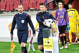 Rozhodcovsk trojica, Mat Hruka a Adi Mehremi. |  autor: Rudolf Makurica