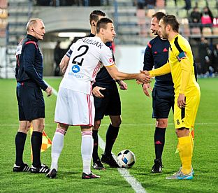 Kapitni oboch tmov Dominik Kruliak a Tom Ka, v pozad rozhodcovsk trojica. |  autor: Rudolf Makurica