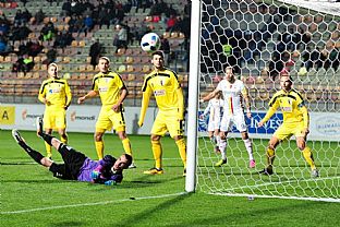 Mat Hruka vyra strelu Erika Daniela, v estnstke host sa nachdza Jakub Mare. |  autor: Rudolf Makurica