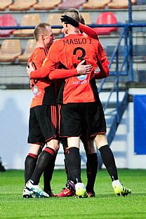 Kristi�n Kol��k a J�n Maslo oslavuj� g�l Martina Chriena. |  autor: Rudolf Ma�kurica