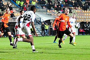 Dominik Kru�liak a J�n Maslo v pozad� s Erikom Danielom v s�perovej �estn�stke. |  autor: Rudolf Ma�kurica