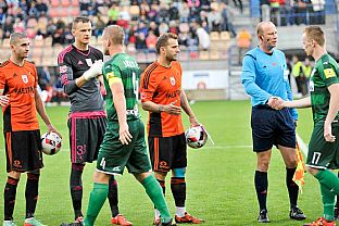 Peter Maslo, Mat Mack, Patrik Jacko, Tom ubek, asistent rozhodcu a Jn Dzurk. |  autor: Rudolf Makurica