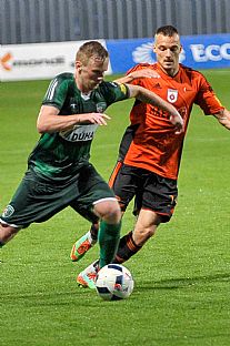 Andrej Lovs v sboji o loptu. |  autor: Rudolf Makurica