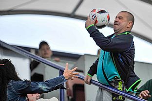 Hri pred zaiatkom zpasu vykopli do hadiska jedens podpsanch lpt. |  autor: Rudolf Makurica