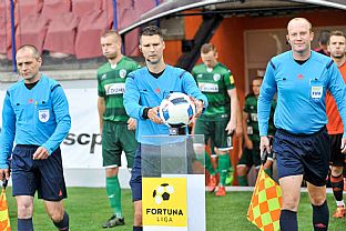 Nstup hrov na zpas - rozhodcovsk trojica. |  autor: Rudolf Makurica