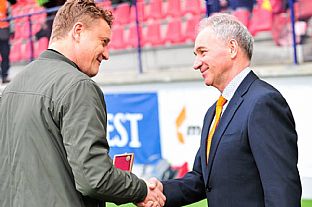 Prezident LK Ivan Kozk odovzdva Milanovi Bezkovi bronzov odznak SFZ. |  autor: Rudolf Makurica