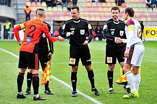 Dominik Kruliak, rozhodcovsk trojica a ubo Kupk. |  autor: Rudolf Makurica