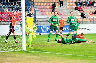 Peter Gal Andrezly dva prv gl zpasu. |  autor: Rudolf Makurica