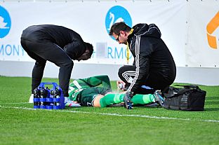 Zranen Jakub Bartek v opatere lekrov. |  autor: Rudolf Makurica