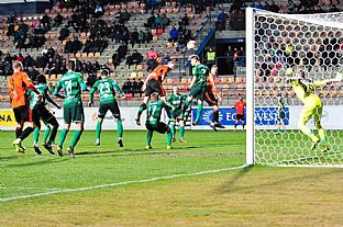 Peter Maslo hlavikuje nad brnu host. |  autor: Rudolf Makurica