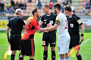 Rozhodcovsk trojica a Tom ubek a Boris Godl. |  autor: Rudolf Makurica