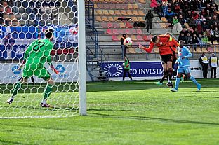 Dominik Kruliak hlavikuje do rde. |  autor: Rudolf Makurica