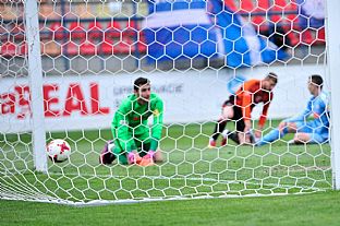 Milo Lan striea rozhodujci gl. |  autor: Rudolf Makurica