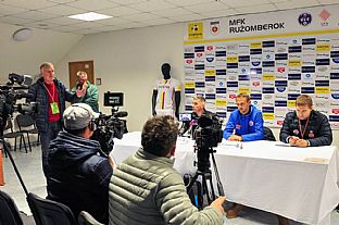 Tlaov konferencia po zpase |  autor: Rudolf Makurica