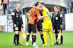 Rozhodcovsk trojica a kapitni oboch mustiev - Tom ubek a Igor ofk. |  autor: Rudolf Makurica