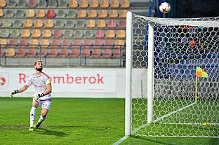 Strela Jakuba Marea pohladila brvno. |  autor: Rudolf Makurica