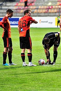 Michal Fako a Tom ubek pred priamym kopom. |  autor: Rudolf Makurica