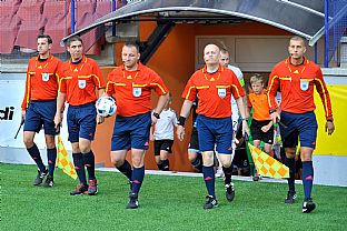 Rozhodcovia nastupuj na trvnik. |  autor: Rudolf Makurica