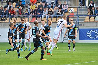 Peter Maslo vo vekej anci hlavikuje na brnu. |  autor: Rudolf Makurica