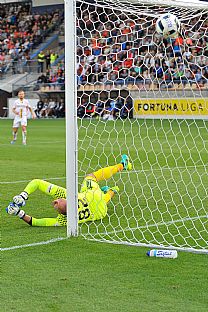 Lopta po priamom kope Jna Masla kon v sieti - 1:0. |  autor: Rudolf Makurica