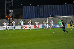 V dramatickom zvere hostia znili na 3:2 a zahrvaj priamy kop. |  autor: Rudolf Makurica