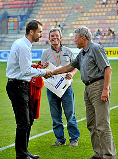 Dlhoron hlsate Mrius Kork prijma gratulciu od generlneho riaditea ubomra Golisa k 70. narodeninm. |  autor: Rudolf Makurica