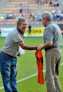 Oslvencovi gratuluje Jozef Rok. |  autor: Rudolf Makurica