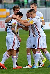 Erik Daniel sa so spoluhrmi te zo svojho prvho glu v ruomberskom drese. |  autor: Rudolf Makurica