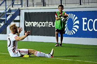 Martin Nagy sa te pod sektorom domceho fanklubu. |  autor: Rudolf Makurica