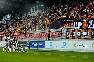 Martin Nagy so spoluhrmi aj fanikmi oslavuje gl. |  autor: Rudolf Makurica